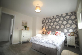 2 Bed House - Large Garden - Fully Refurbished